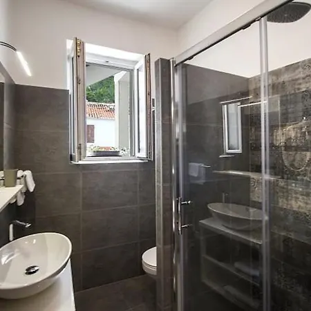 Luxury Omis