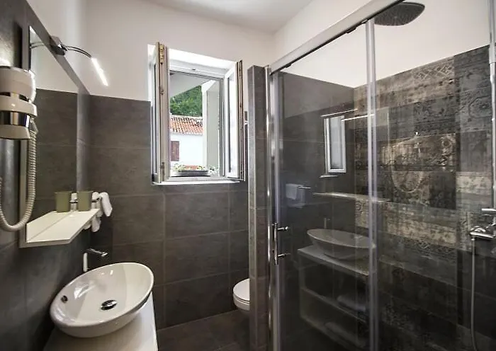 Luxury Omis